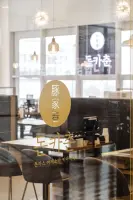 골드 포인트가 돋보이는 모던 일식당 돈카춘